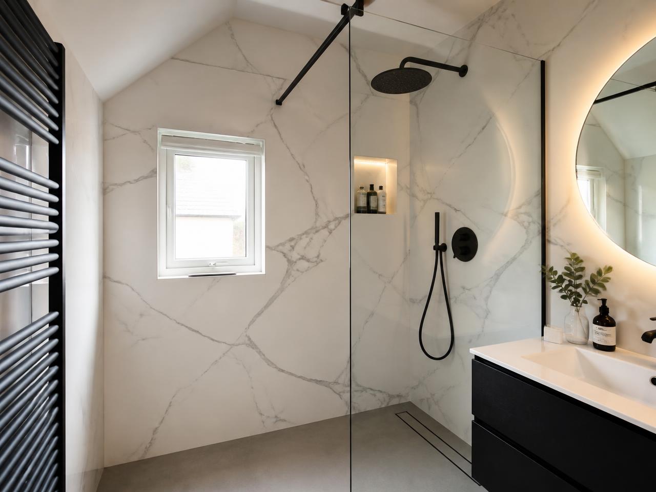 Marmer-look inloopdouche in een Amsterdams appartement